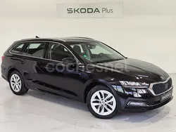 Negro Usado 2024 Skoda Octavia Selection Familiar | 25.900 €