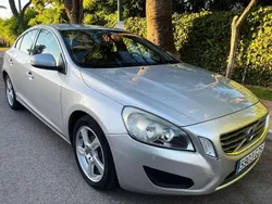 Gris / plata Usado 2010 Volvo S60 Momentum Berlina | 7400 €