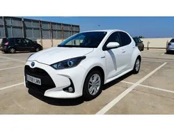 Blanco Usado 2021 Toyota Yaris Hybrid Business Edition Utilitario | 18.990 € (Precio justo)