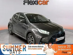 Gris Usado 2022 Toyota Yaris Hybrid Plus Berlina | 21.470 € (Precio justo)