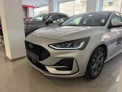 Gris / plata Usado 2023 Ford Focus ST-Line Berlina | 19.475 € (Precio justo)
