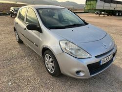 Gris / plata Usado 2013 Renault Clio III Collection Berlina | 3500 €