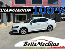 Amarillo Usado 2021 Skoda Octavia Ambition Berlina | 14.975 € (Precio justo)