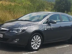 Gris / plata Usado 2012 Opel Astra Excellence Berlina | 6990 € (Precio justo)