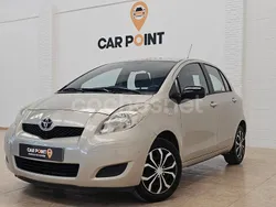 Beige Usado 2010 Toyota Yaris Live Berlina | 6490 € (Un poco caro)
