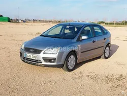 Gris / plata Usado 2005 Ford Focus Trend Berlina | 3900 € (Precio justo)