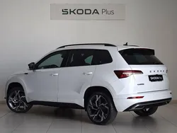 Blanco Nuevo 2025 Skoda Karoq SportLine SUV | 39.990 €