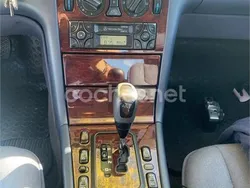 Gris / plata Usado 2001 Mercedes E220 Classic Berlina | 3500 €