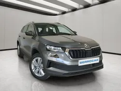 Gris Nuevo 2024 Skoda Karoq Selection SUV | 28.995 € (Precio justo)
