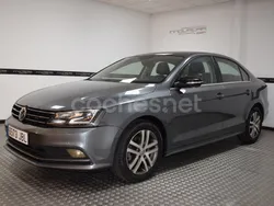 Gris / plata Usado 2014 VW Jetta Sportline Berlina | 12.500 €