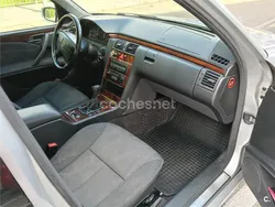 Gris / plata Usado 2000 Mercedes E270 Elegance Berlina | 3900 €