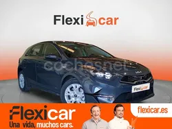 Gris / plata Usado 2023 Kia Ceed Berlina | 16.490 € (Buen precio)