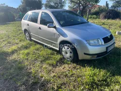 Gris / plata Usado 2001 Skoda Fabia Comfort Berlina | 2200 € (Precio justo)