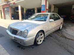 Gris / plata Usado 2001 Mercedes E200 Elegance Berlina | 4000 €