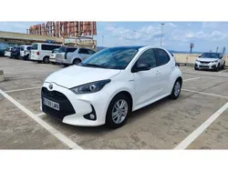 Blanco Usado 2021 Toyota Yaris Hybrid Business Edition Utilitario | 18.990 € (Precio justo)
