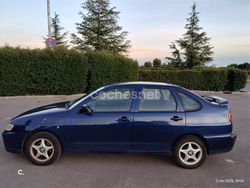 Azul Usado 2001 Seat Cordoba Stella Berlina | 2700 €
