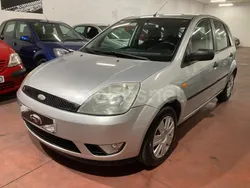 Gris / plata Usado 2004 Ford Fiesta Trend Utilitario | 3500 € (Precio justo)