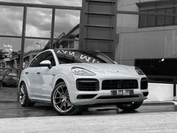 Gria crayón Usado 2023 Porsche Cayenne Platinum Edition SUV | 99.900 €