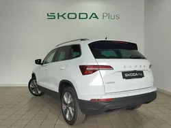 Blanco Nuevo 2025 Skoda Karoq SUV | 33.995 € (Un poco caro)