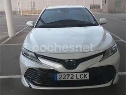 Blanco Usado 2019 Toyota Camry Advance Berlina | 28.500 € (Un poco caro)