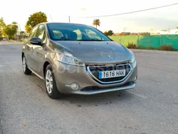 Beige Usado 2012 Peugeot 208 Active Utilitario | 5499 € (Precio justo)