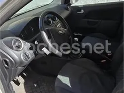 Gris / plata Usado 2004 Ford Fiesta Ghia Utilitario | 2000 € (Buen precio)
