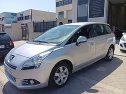 Gris Usado 2009 Peugeot 5008 Premium Monovolumen | 4990 € (Buen precio)