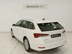 Blanco Usado 2023 Skoda Octavia Selection Familiar | 24.990 € (Buen precio)