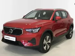 Rojo Nuevo 2025 Volvo XC40 Core SUV | 39.990 € (Precio justo)