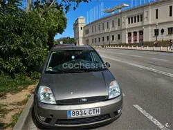 Gris / plata Usado 2004 Ford Fiesta Trend Utilitario | 2400 € (Buen precio)