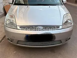 Gris / plata Usado 2005 Ford Fiesta Trend Utilitario | 2550 € (Buen precio)