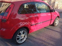 Rojo Usado 2005 Ford Fiesta Trend Utilitario | 2200 € (Precio justo)