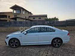 Blanco Usado 2022 VW Passat R-line Berlina | 27.800 € (Caro)