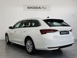 Blanco Usado 2024 Skoda Octavia Selection Familiar | 24.990 €