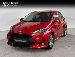 Rojo Usado 2024 Toyota Yaris Hybrid Active Berlina | 21.550 € (Precio justo)
