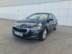 Negro Usado 2024 Skoda Octavia Selection Berlina | 25.500 € (Buen precio)
