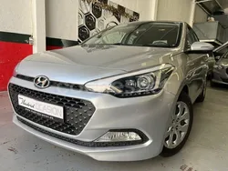 Gris / plata Usado 2015 Hyundai i20 Berlina | 8990 € (Precio justo)