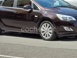 Granate Usado 2012 Opel Astra Excellence Familiar | 7490 € (Precio justo)