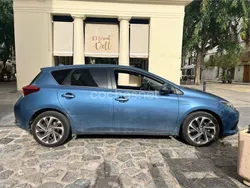 Azul Usado 2015 Toyota Auris Hybrid Berlina | 13.000 € (Buen precio)