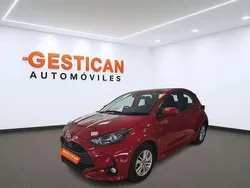 Rojo Usado 2022 Toyota Yaris Hybrid Active Berlina | 15.990 € (Super precio)