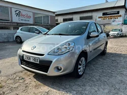 Gris / plata Usado 2011 Renault Clio II Expression Berlina | 5300 € (Precio justo)