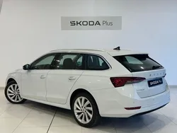 Blanco Usado 2022 Skoda Octavia Ambition Familiar | 27.500 € (Precio justo)