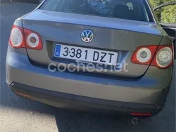 Gris / plata Usado 2006 VW Jetta Advance Berlina | 3000 €