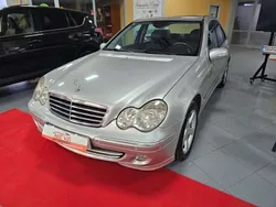 Gris Usado 2004 Mercedes C220 Avantgarde Berlina | 4990 € (Precio justo)