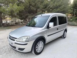 Plateado Usado 2011 Opel Zafira Monovolumen | 6500 € (Precio justo)