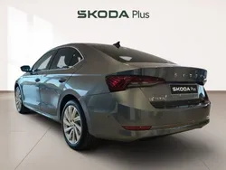 Gris Usado 2022 Skoda Octavia Style Berlina | 24.900 € (Buen precio)