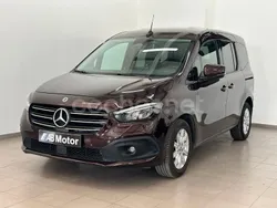 Violeta / lila Usado 2023 Mercedes T180 Monovolumen | 24.900 € (Super precio)