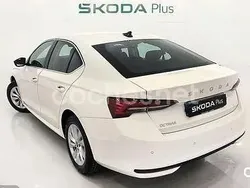 Blanco Usado 2024 Skoda Octavia Berlina | 28.500 € (Un poco caro)