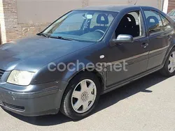 Gris / plata Usado 2000 VW Bora Highline Berlina | 1999 €
