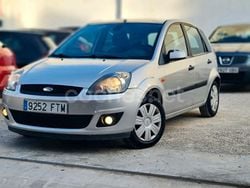 Gris / plata Usado 2007 Ford Fiesta Futura Utilitario | 2990 € (Precio justo)